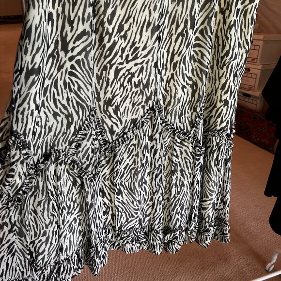 Dana Buchman 100% silk Skirt (SIze 8P) (Great‎ condition) - Picture 10 of 13